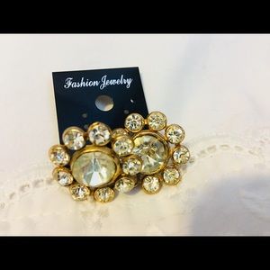 Screw back vintage rhinestone earrings.
